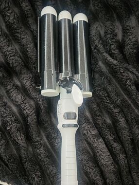 Bondi Boost White and Black Triple Barrel Waver